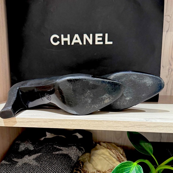 Vintage Chanel Black patent Leather Cap Toe CC Pumps - Picture 2 of 4